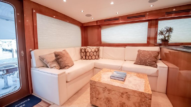 60 Hatteras salon
