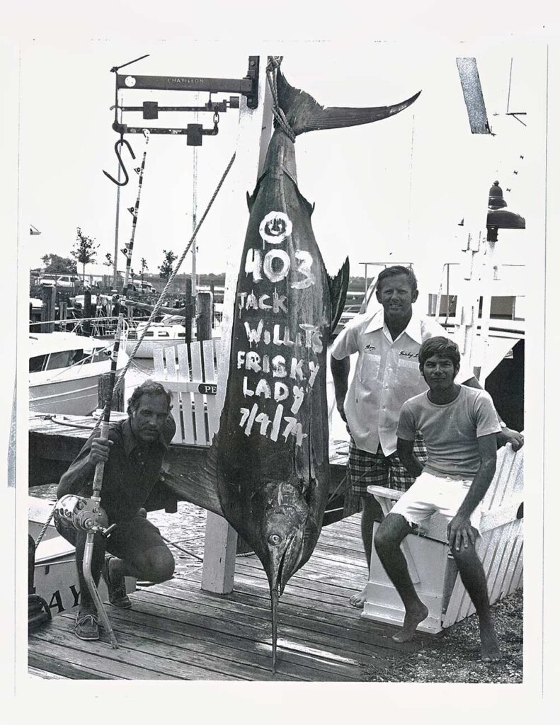 L to R) Jack Willits, Capt. Ben DeGutis, and mate Jeffrey Gurtler in Brielle, New Jersey, with Willits 403-pound catch on July 4, 1974.